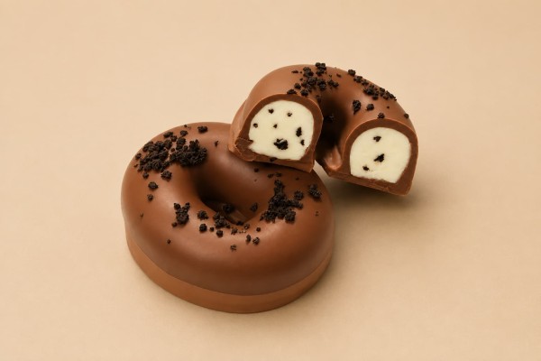 Visso Choco Donuts Μπισκότο Σοκολατάκια Γάλακτος με Λευκή Κρέμα και Κομμάτια Μαύρου Μπισκότου Χονδρικής Visso Choco Donuts Μπισκότο Σοκολατάκια Γάλακτος με Λευκή Κρέμα και Κομμάτια Μαύρου Μπισκότου Χονδρικής