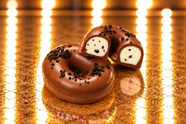 Visso Choco Donuts Μπισκότο Σοκολατάκια Γάλακτος με Λευκή Κρέμα και Κομμάτια Μαύρου Μπισκότου Χονδρικής